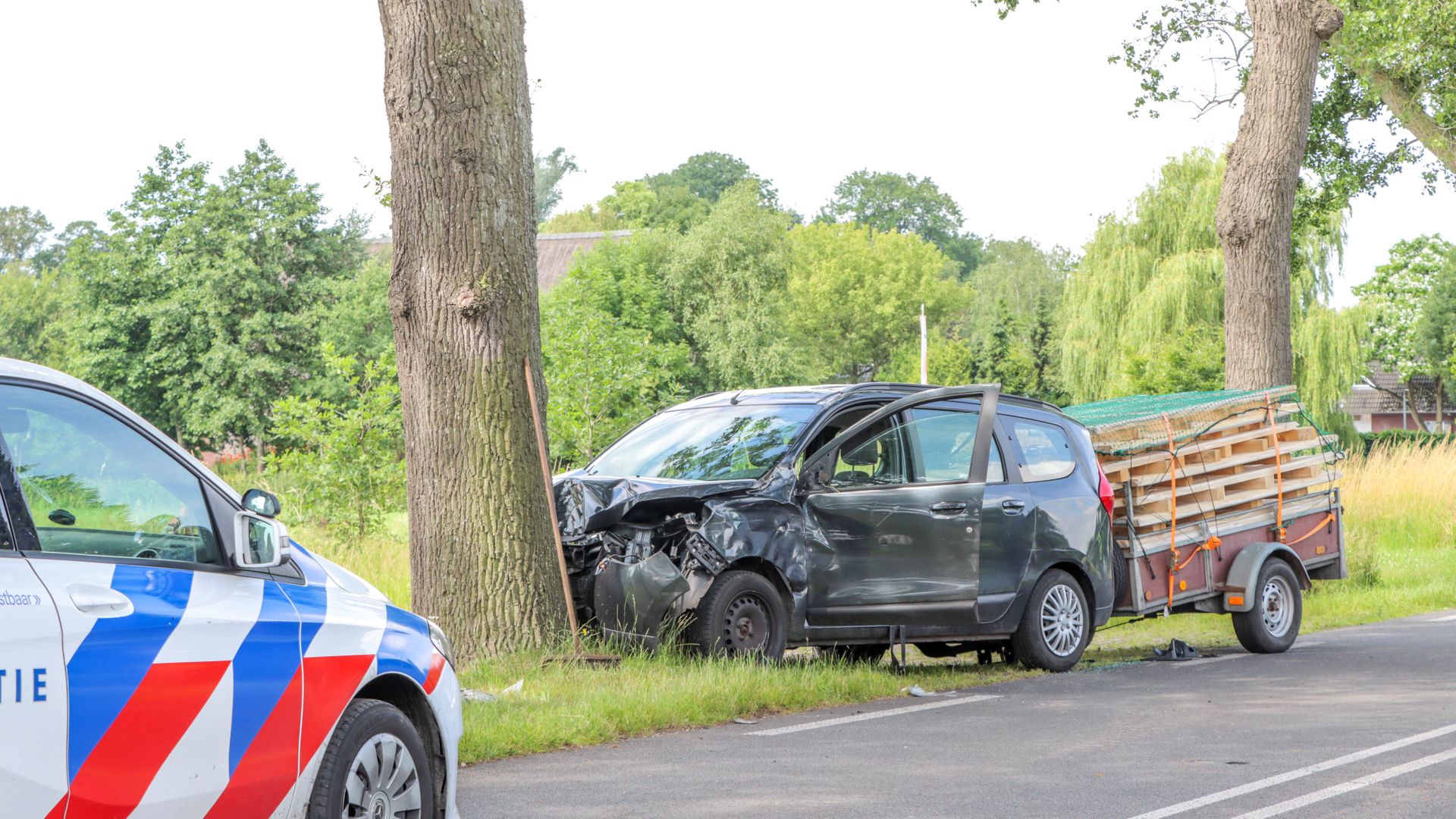 Auto Met Aanhanger Botst Tegen Boom Bij Schoonebeek - RTV Drenthe