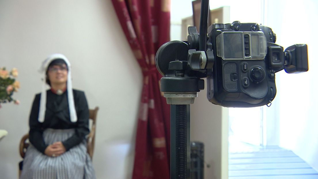 Foto's in klederdracht in het cameramuseum