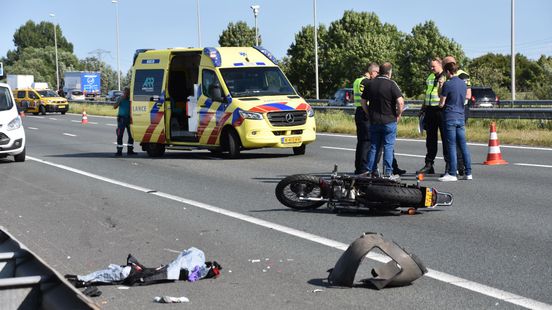 Motorrijder zwaargewond na botsing met auto op A12, snelweg gedeeltelijk dicht. Motorrijder zwaargewond na botsing met auto op A12, snelweg gedeeltelijk dicht.