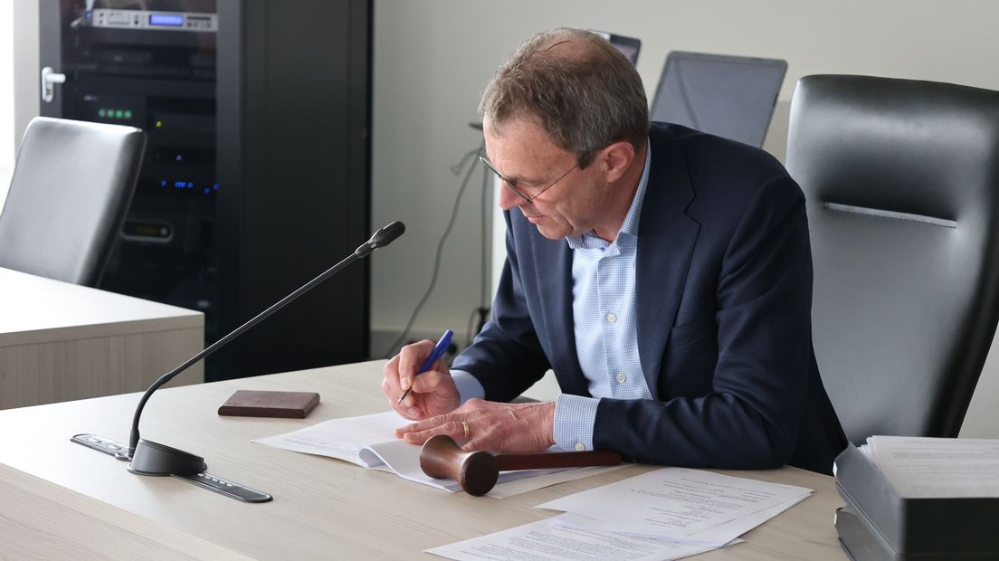 Burgemeester Henk Jan Bolding zet zijn handtekening onder de verkiezingsuitslag