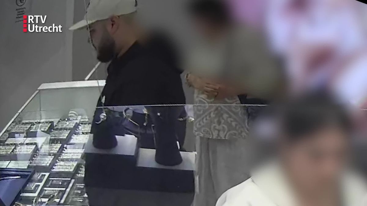 Twee mannen kopen achtereenvolgens goud en sieraden bij dezelfde juwelier in Rotterdam.