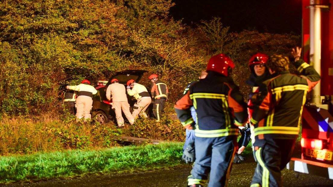 Hulpverleners bij het voertuig in Muntendam