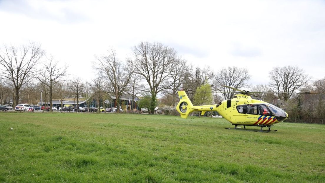 Een traumahelikopter vloog een specialist naar het Twentebad in Hengelo.