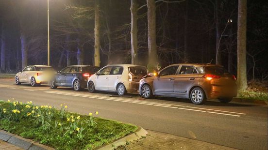 Kop-staartbotsing met vier auto's