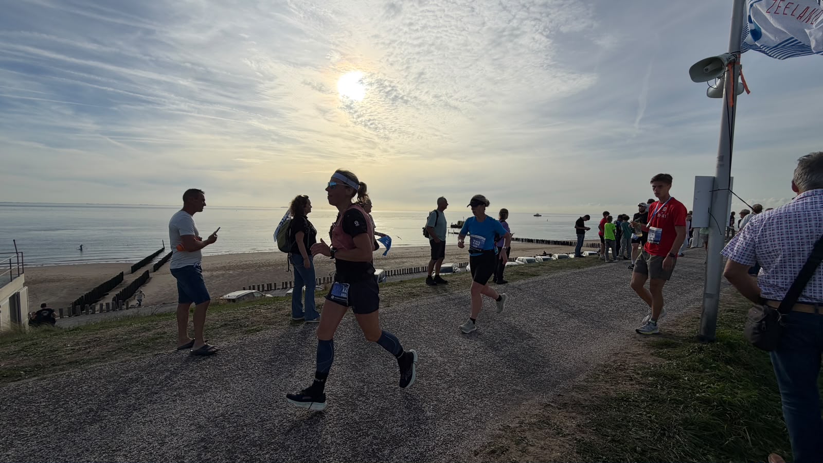 LIVE: Nog 5 minuten voor lopers van Kustmarathon • Het regent medailles in het zomers drukke Zoutelande