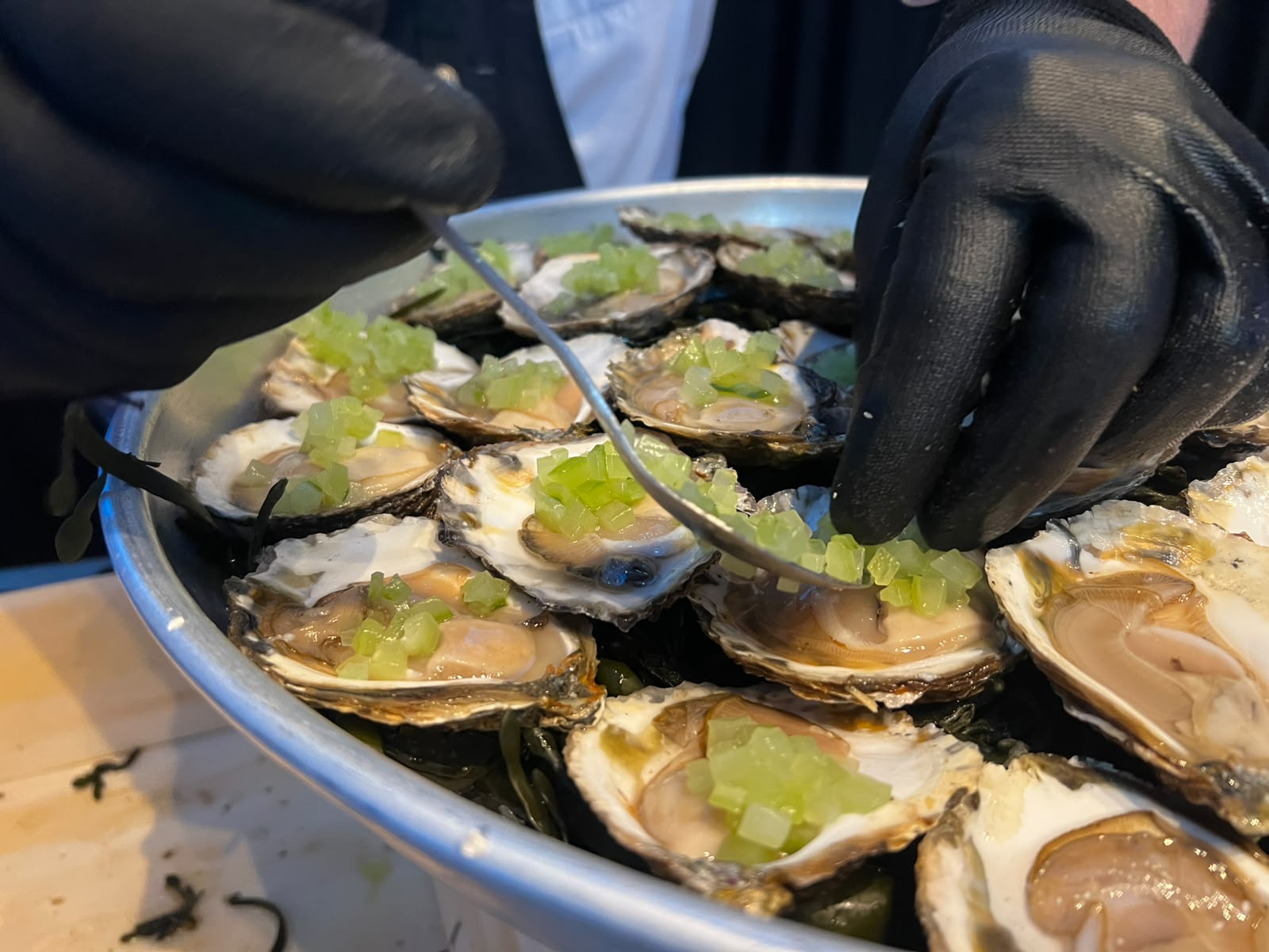 Oester krijgen een garnering