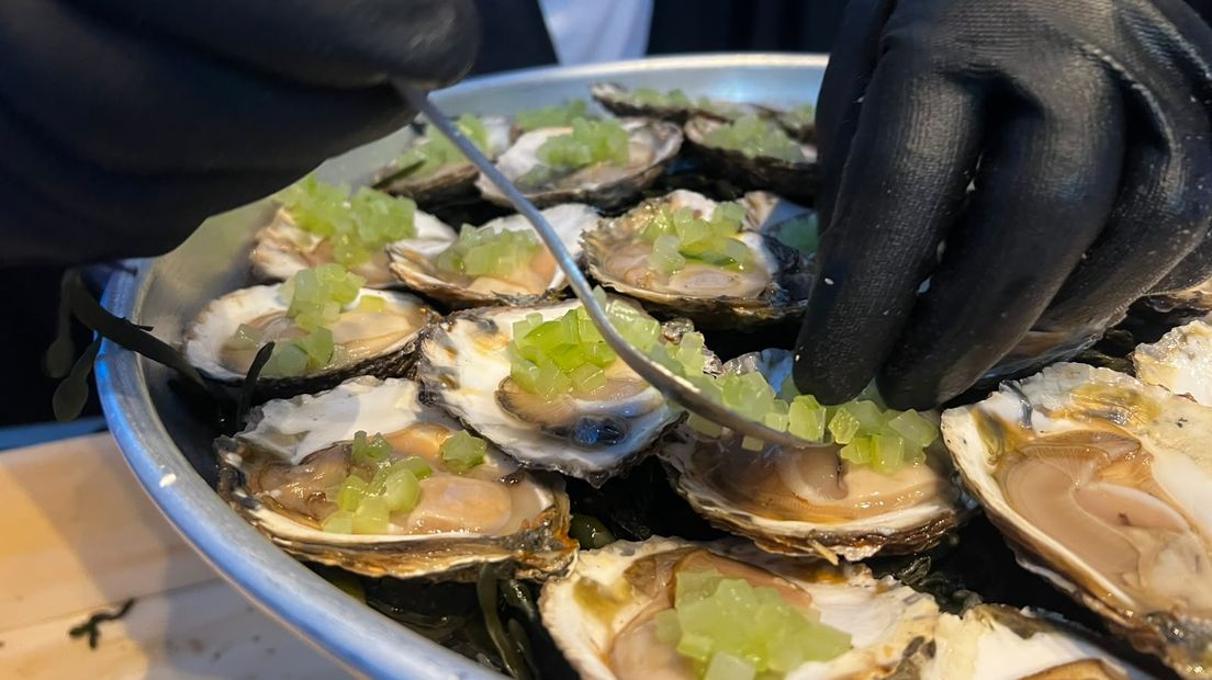 Oester krijgen een garnering