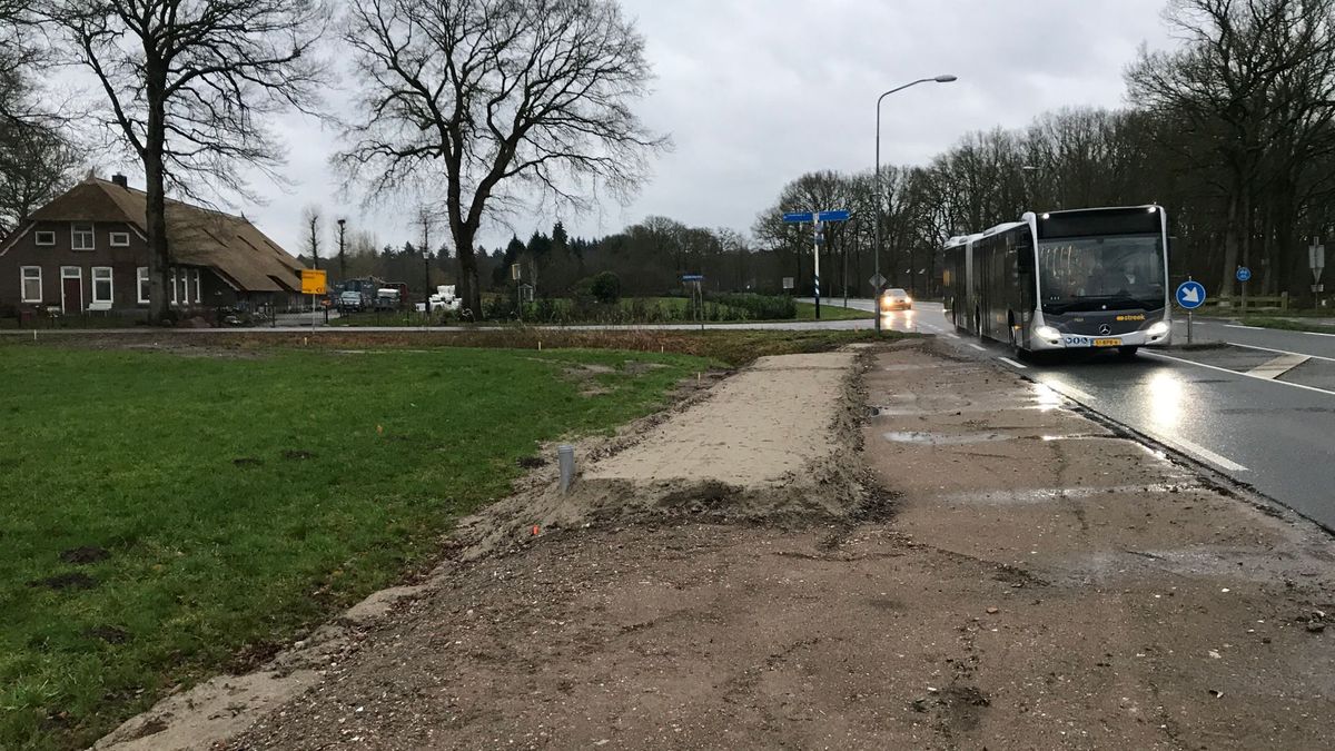 Lhee wil bushalte terug in het dorp