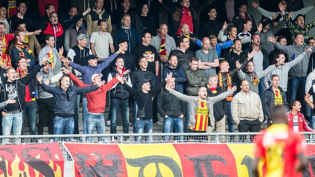 Supporters van Go Ahead Eagles in de Adelaarshorst