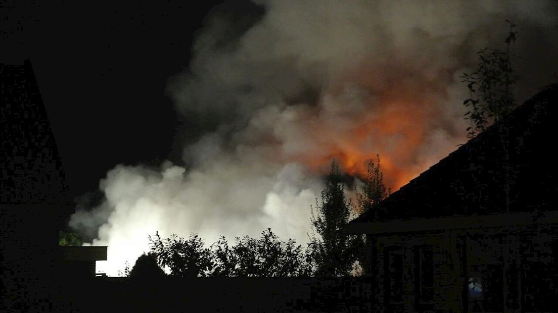 Uitslaande brand verwoest schuur in Balkbrug