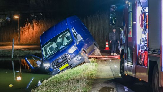 Bestelbus belandt half in sloot in Vlaardingen