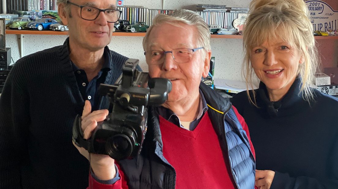 Erik Willems (links) samen met Johanne ter Steege op bezoek bij filmmaker Gerrit Stegeman. Stegeman maakte veel historische opnames in Nijverdal.