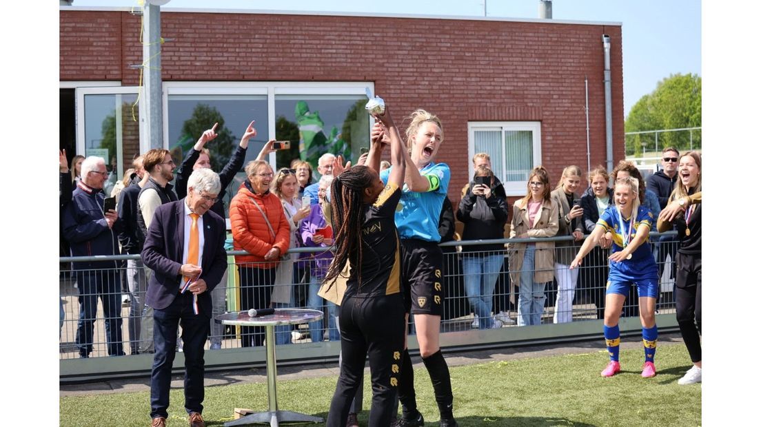 Het vrouwenteam van Kloetinge wint de districtsbeker, swipe voor meer foto's