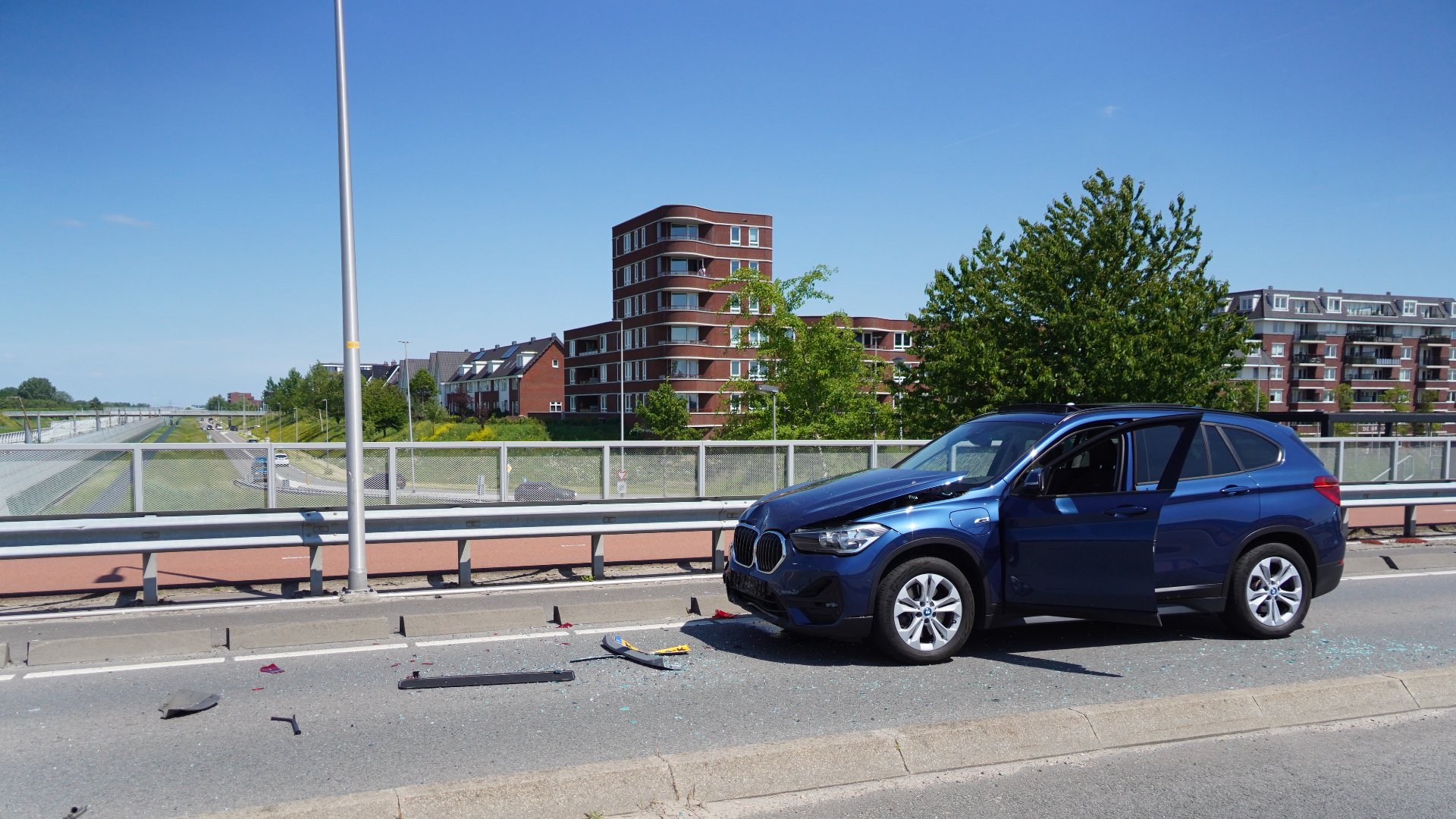 Brokken op de weg na kop-staartbotsing in Bergschenhoek.
