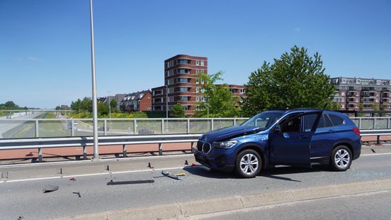 Brokken op de weg na kop-staartbotsing in Bergschenhoek. Brokken op de weg na kop-staartbotsing in Bergschenhoek.