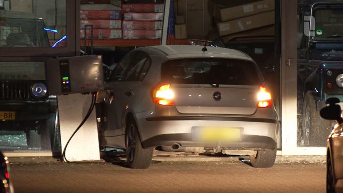 Auto rijdt door glazen pui van autodealer in Doenrade