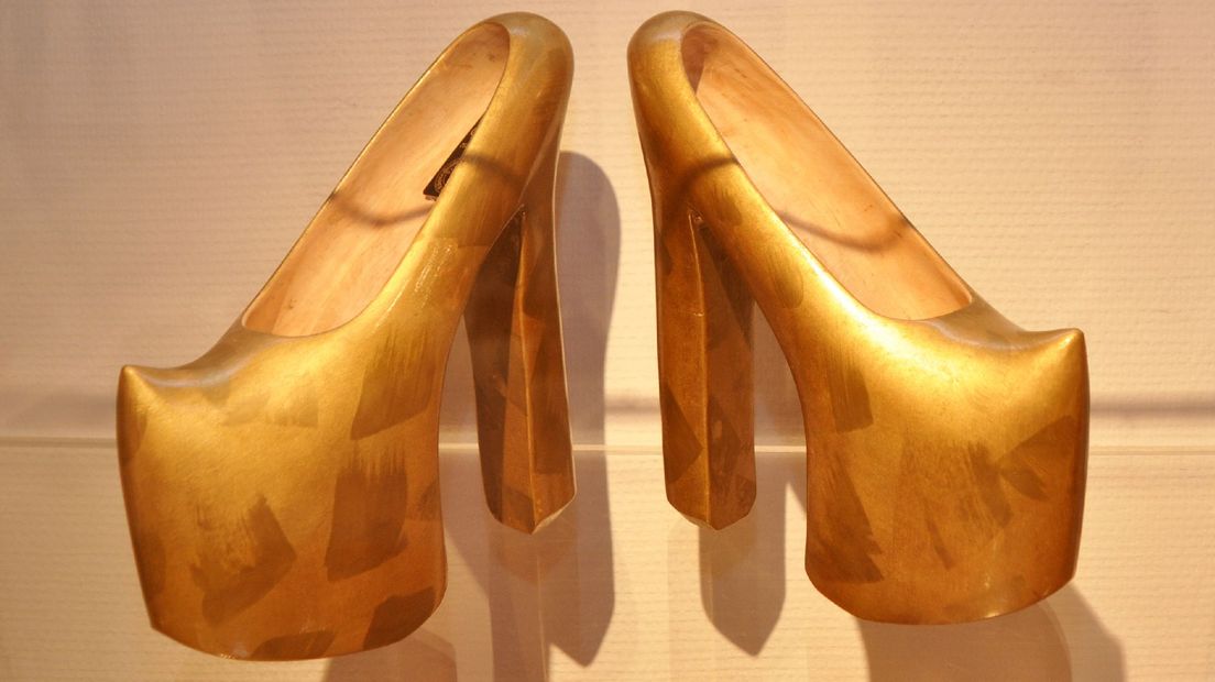 Gouden klompen van Alberto Geada (Rechten: Klompenmuseum)