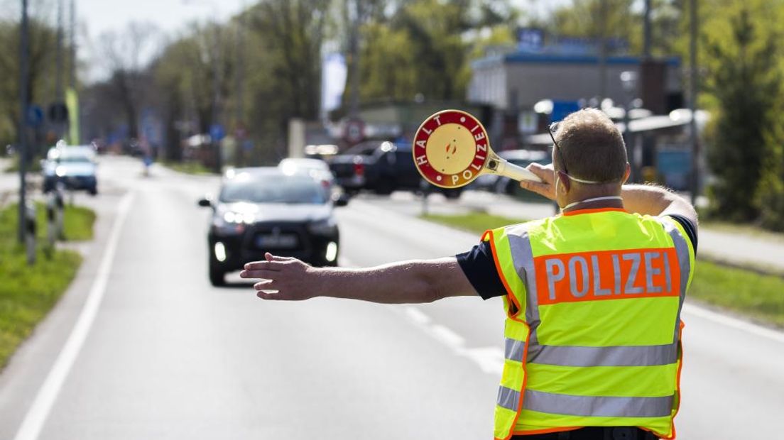 De Duitse politie controleert aan de grens.