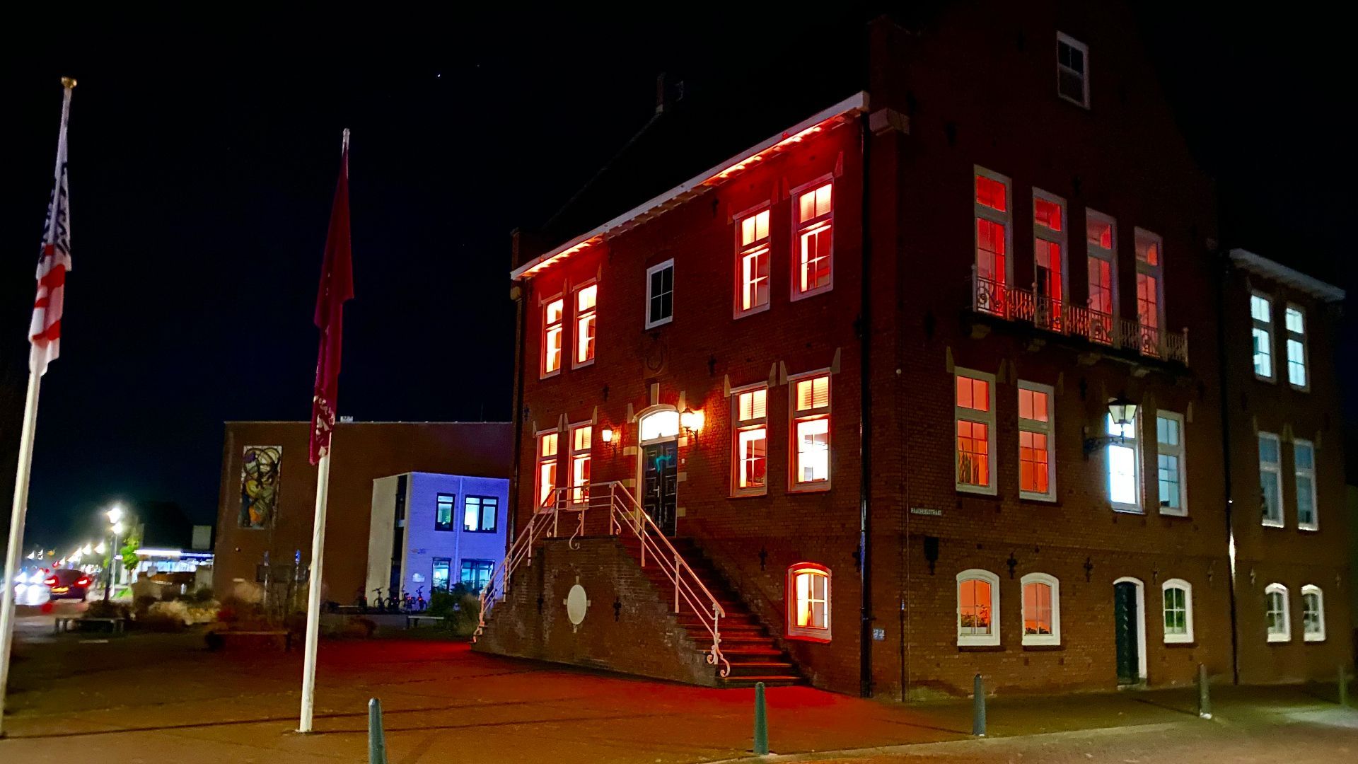 Het gemeentehuis van Oost Gelre in Lichtenvoorde in de avond.