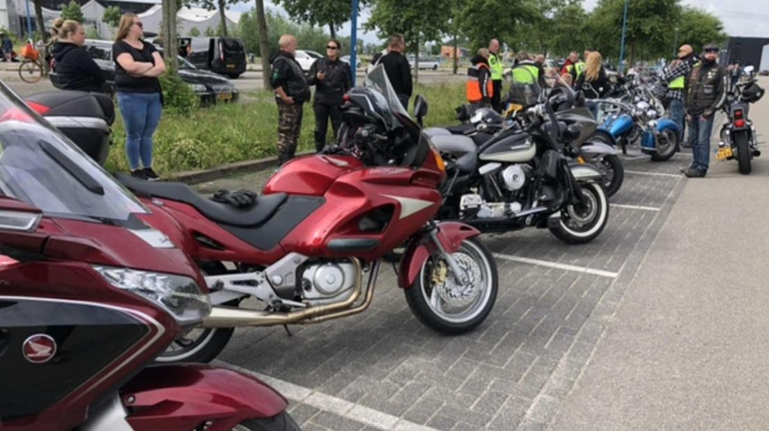 De groep motorrijders verzamelt zich