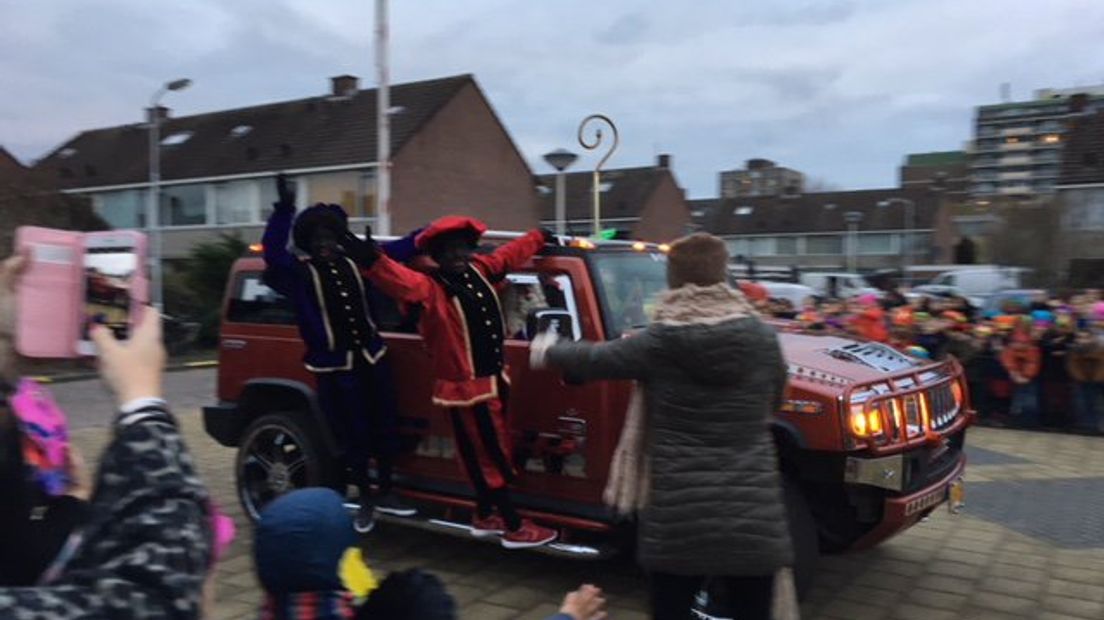 Sint komt aan in Hummer