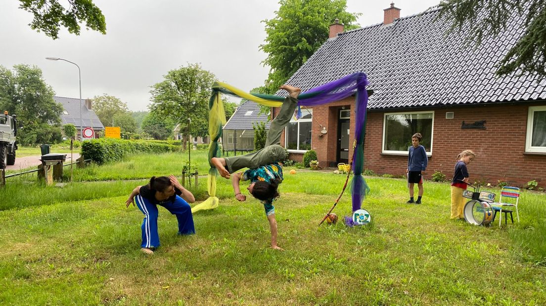 Ron en Jantina laten Capoeira zien in hun tuin