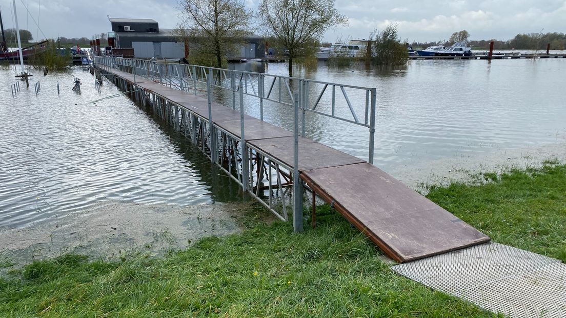 Noodbrug in verband met het hoge water in de IJssel bij de Deventer jachthaven.
