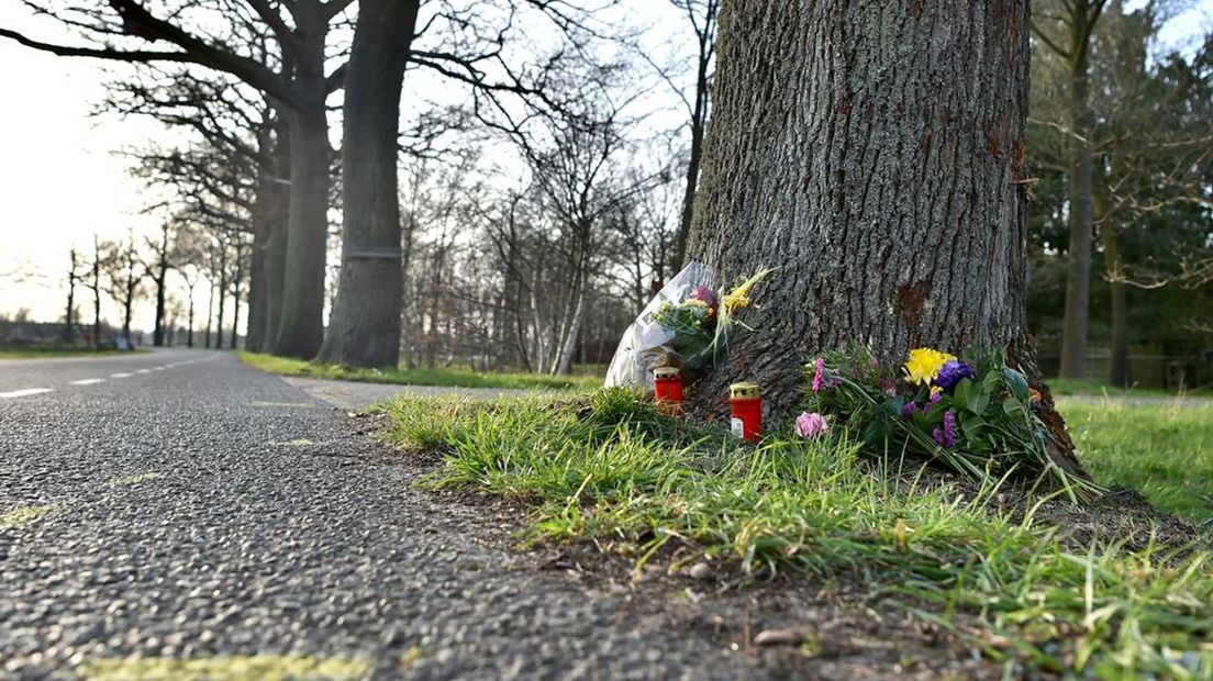 Bloemen en kaarsjes op de plek van het ongeval in Vaassen