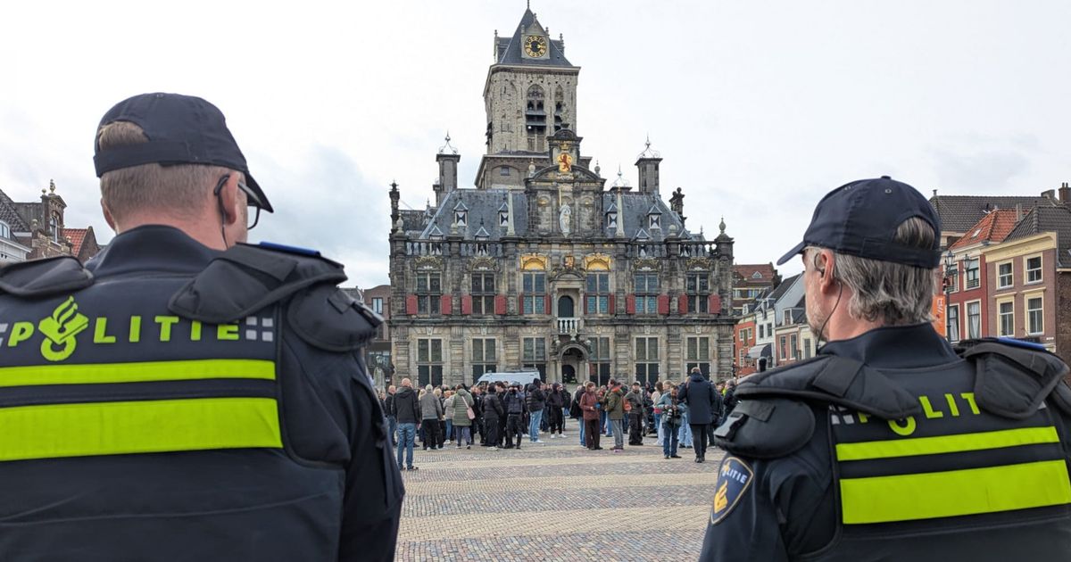 Demonstranten staan tegenover elkaar in Delft, terrassen zitten gewoon vol: 'Kijk mijn ogen uit'