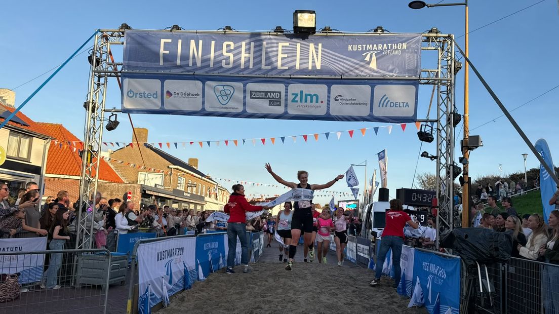 Noor Dekker finisht als eerste bij de 10 kilometer van de Ladiesrun