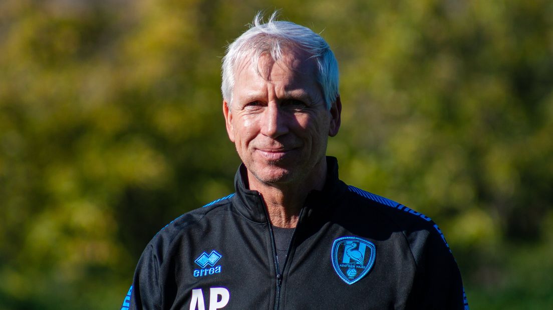 ADO-trainer Alan Pardew tijdens het trainingskamp in Spanje.