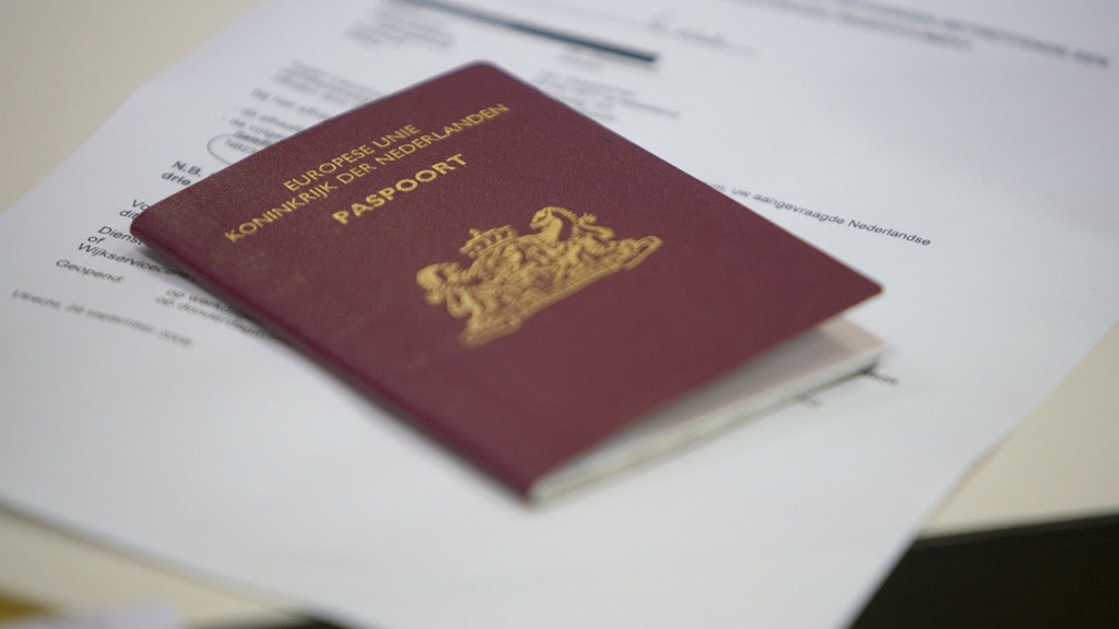 Lang wachten op nieuw paspoort door drukte bij gemeenten RTV Utrecht