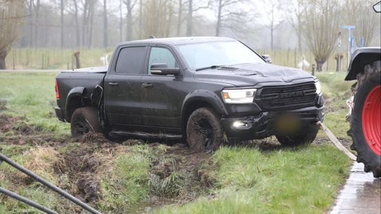 Auto zwaar beschadigd • auto's botsen