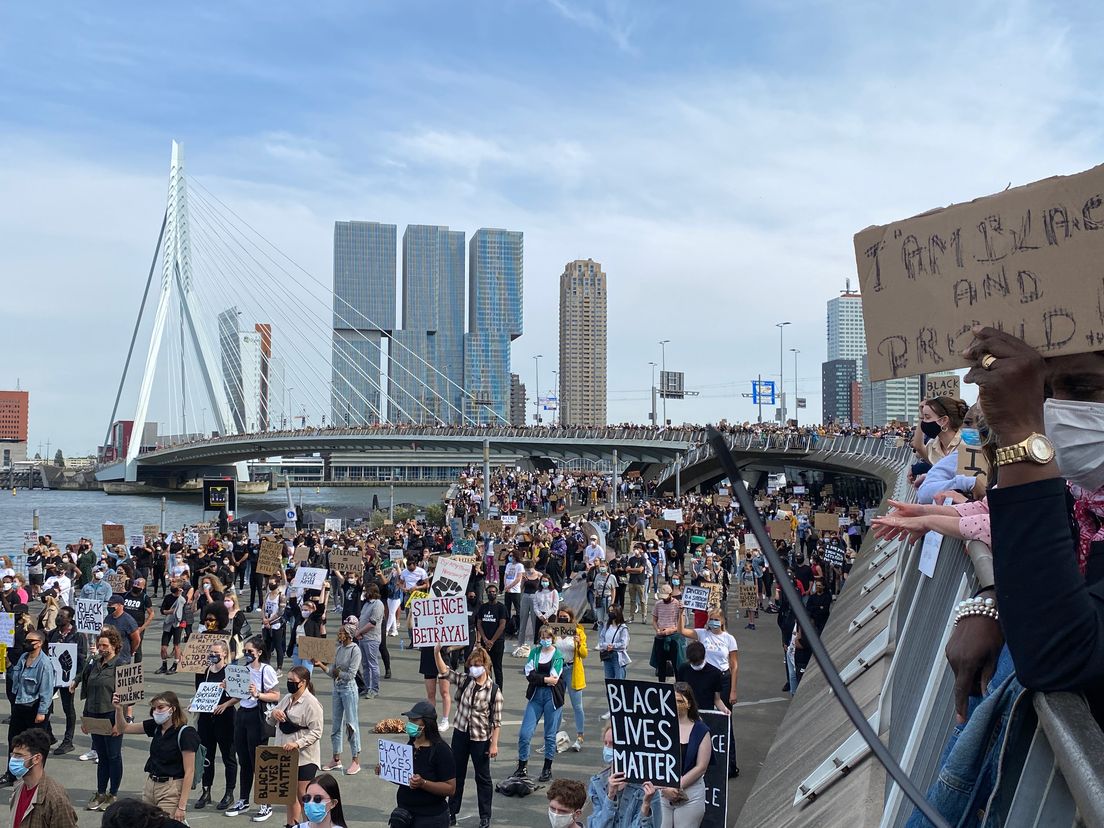 Rotterdam demonstratie black lives matter erasmusbrug