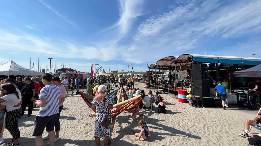 Bij de beachclub wordt nog genoten van de laatste uurtjes muziek