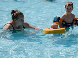 Openluchtbaden overspoeld met zwemliefhebbers in warme zomer: 'Wij moeten juist dóórgaan'