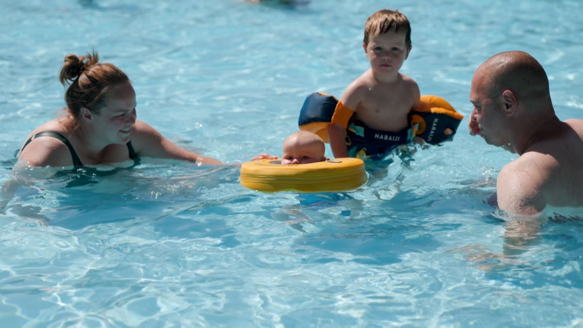 Openluchtbaden overspoeld met zwemliefhebbers in warme zomer: 'Wij moeten juist dóórgaan'