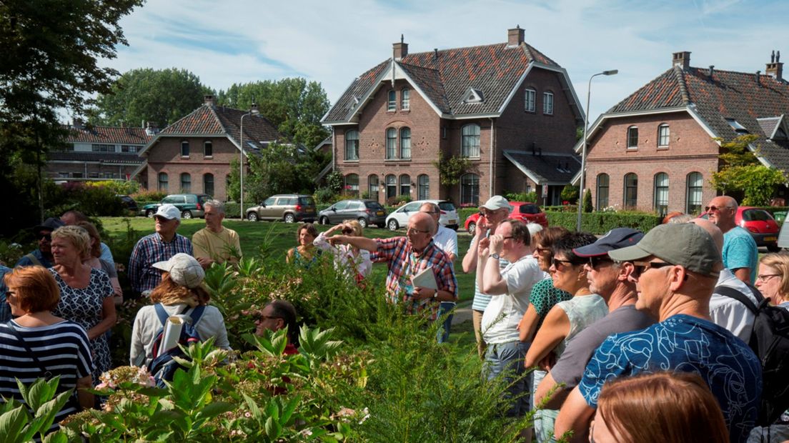 Drukte in het historische Agnetapark tijdens Open Monumentendag in Delft