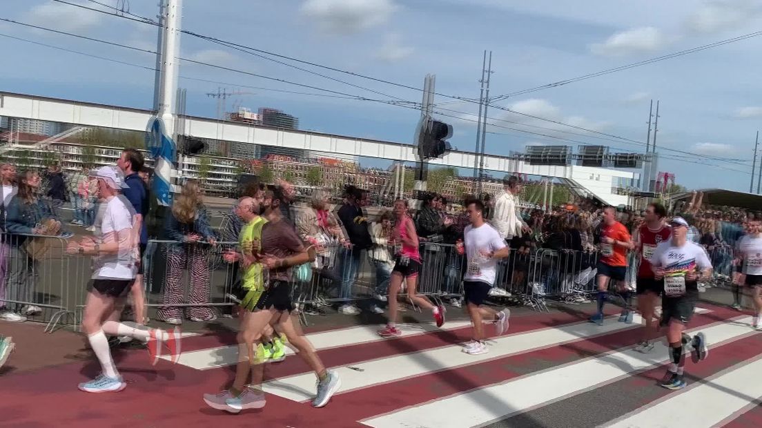 Truus Luten (71) werd tweede op de Rotterdam Marathon in de categorie 70 plus