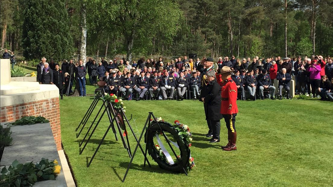 Herdenking Canadese Begraafplaats in Holten