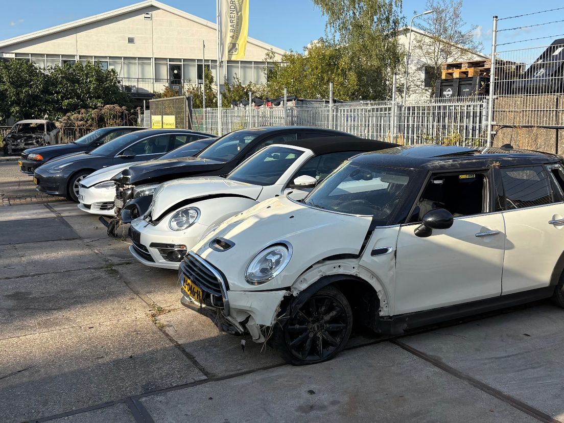 Op het 'kerkhof' staan allerlei auto’s en vrachtwagens; de ene lijkt het van buiten nog perfect te doen en de ander is door de schade amper nog herkenbaar als auto.