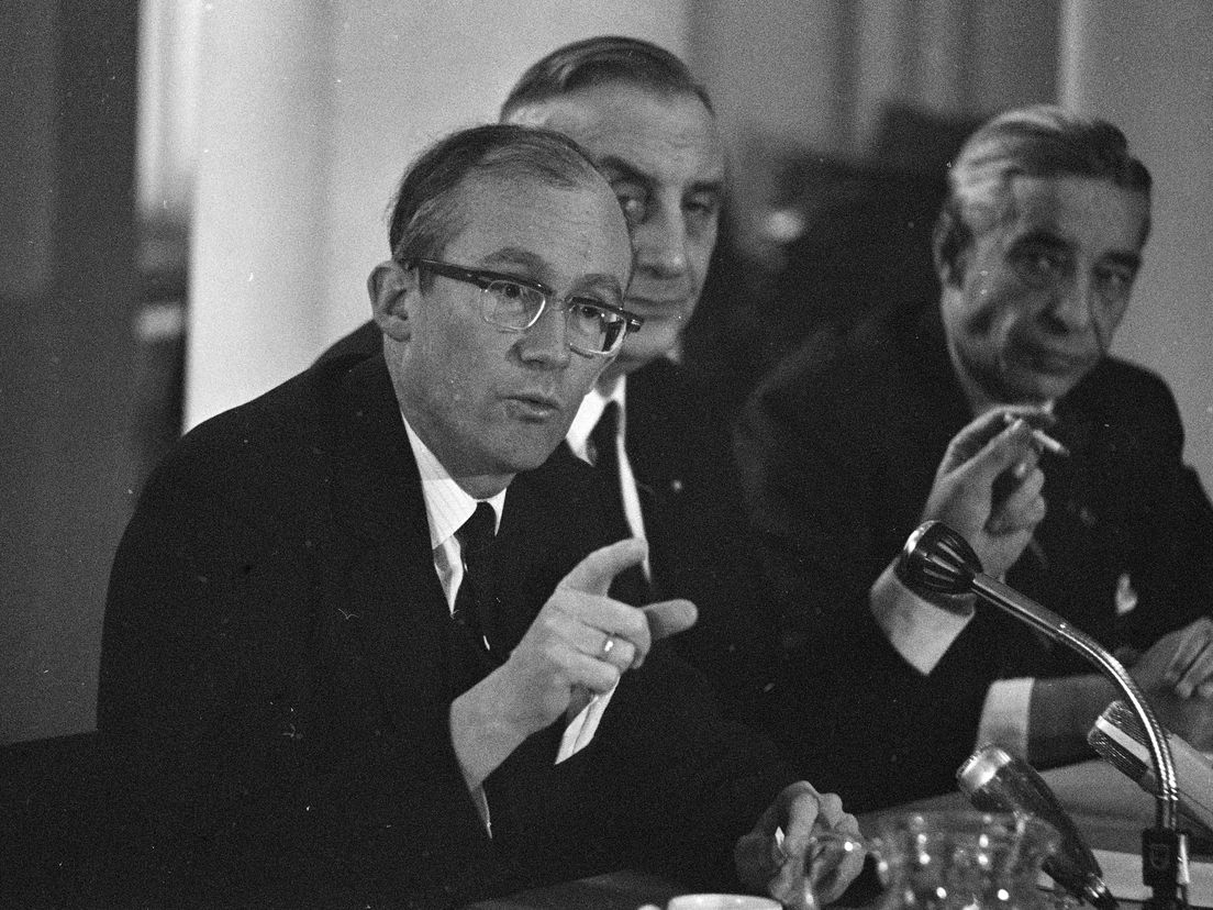 Johan Witteveen tijdens een persconferentie in 1968