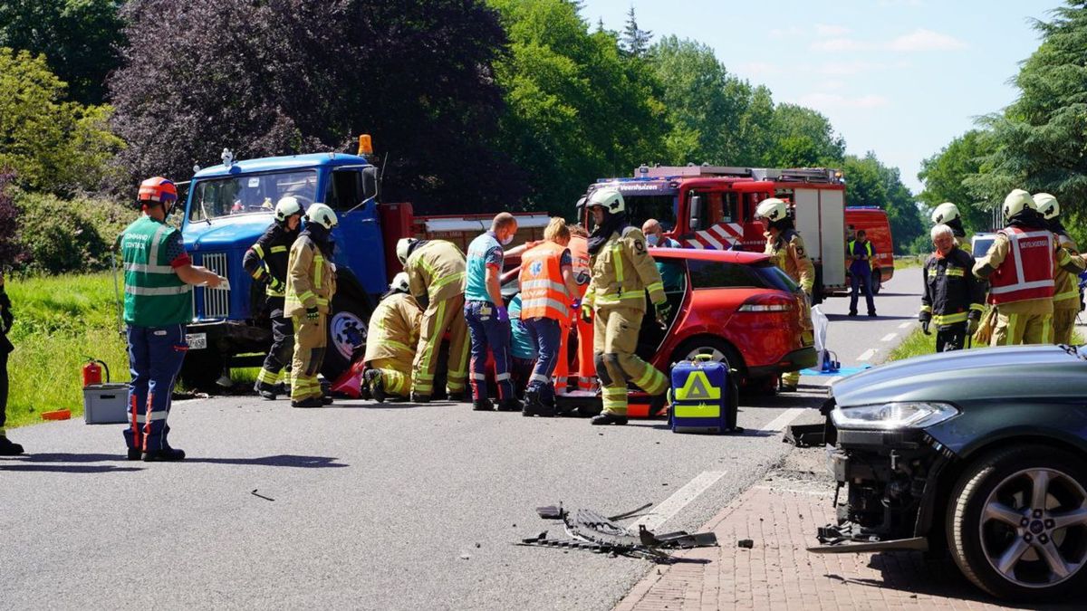 Twee auto's en een vrachtwagen betrokken bij ernstig ongeluk Veenhuizen