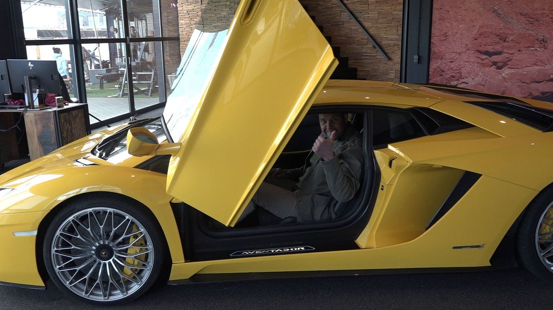Danny Vijverberg in een Lamborghini