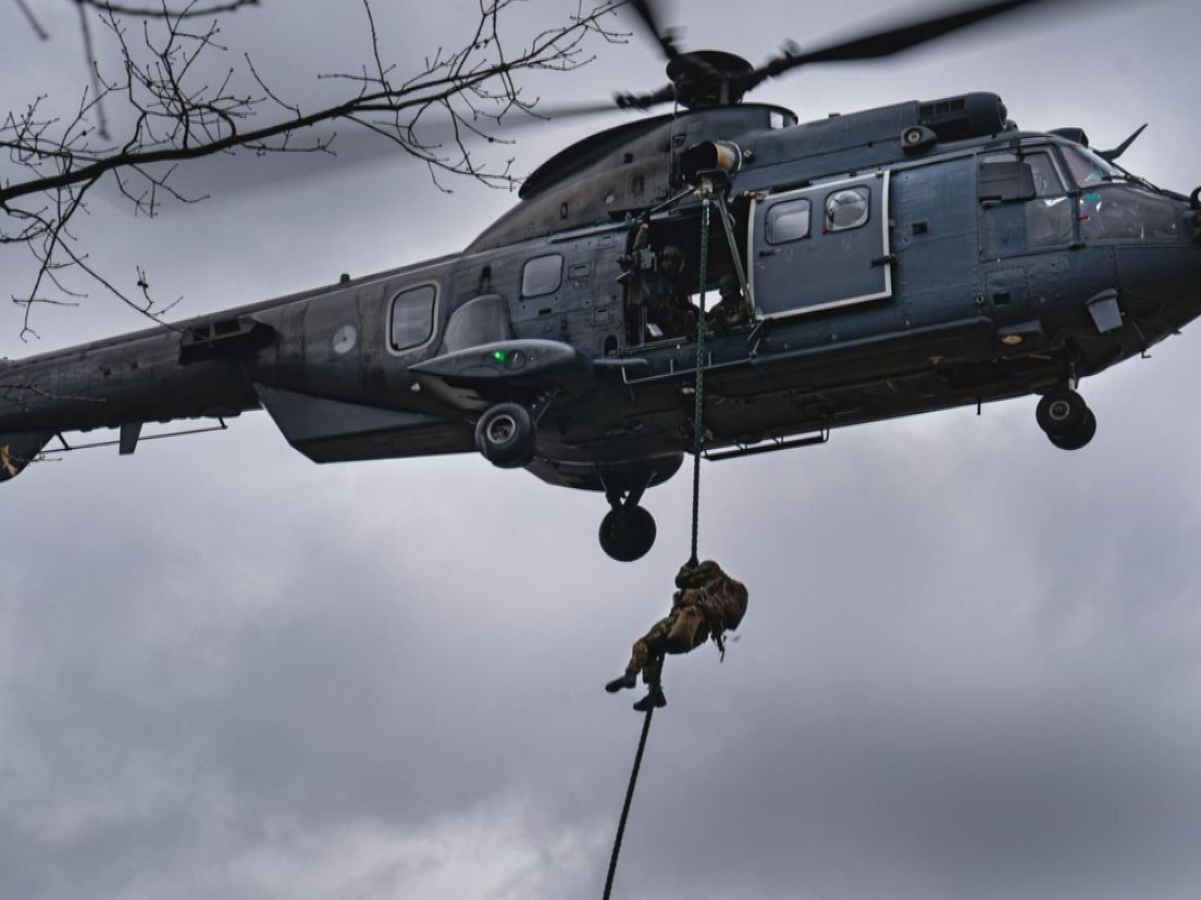 Defensie traint met helikopters boven Rotterdam