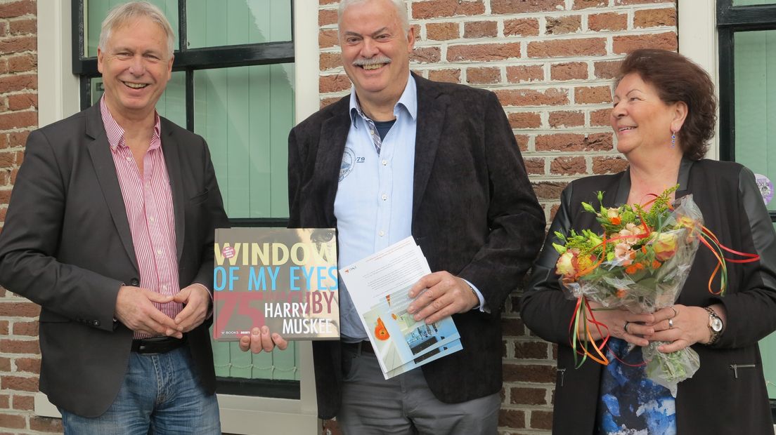 Het echtpaar Stoltenborg uit Apeldoorn wordt gefeliciteerd door Lukas Koops (Rechten: C+B Museum)