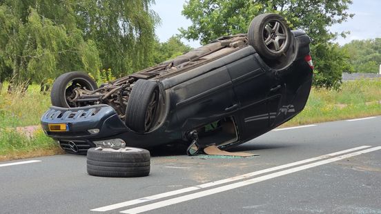 Auto op de kop bij ongeval in Belfeld. Auto op de kop bij ongeval in Belfeld.
