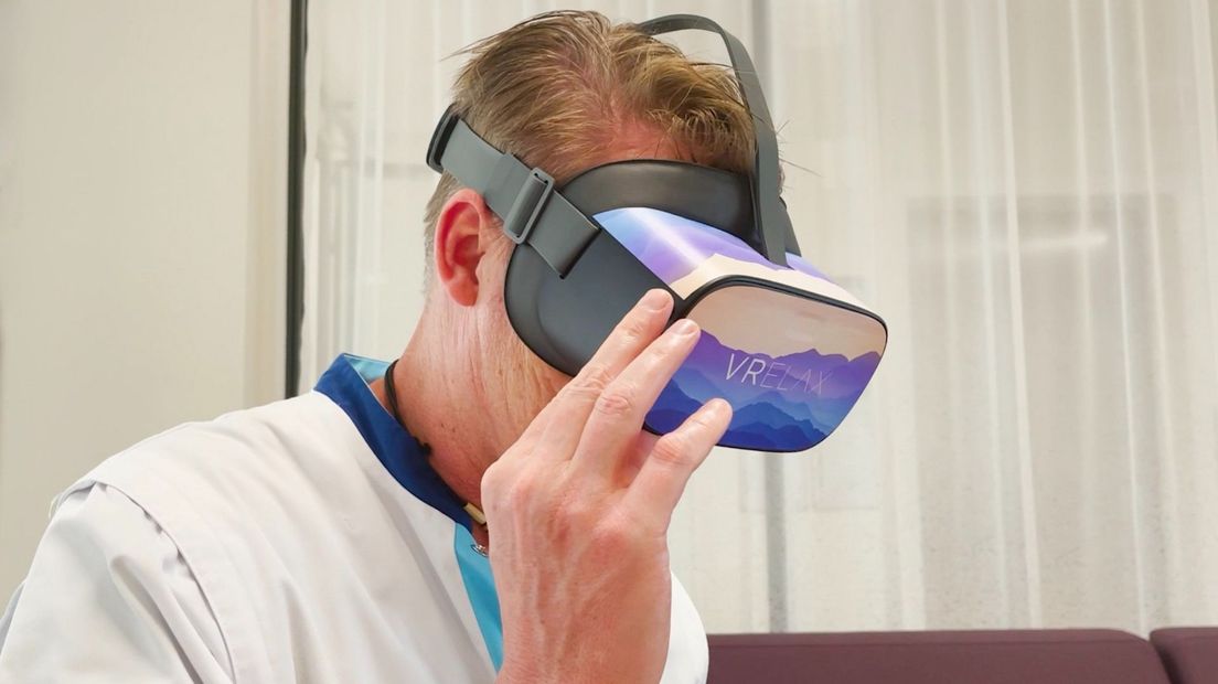 Verpleegkundige Jeroen met de VR-bril