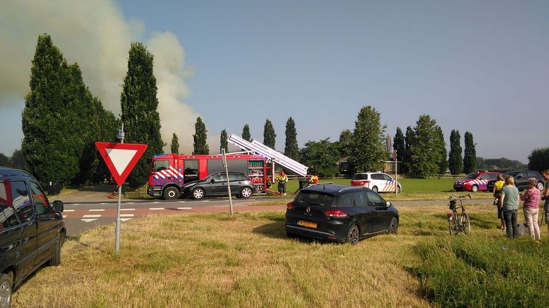 De grote brand in een schuur met hooi in Dreumel, heeft woensdag voor overlast gezorgd. De Van Heemstraweg (N322) was urenlang afgesloten omdat er een dikke brandslang over de weg lag.