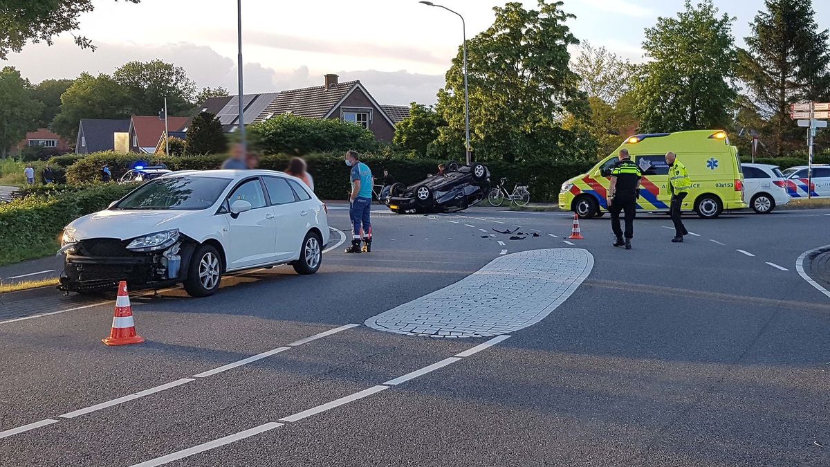 Auto op z'n dak in Uffelte